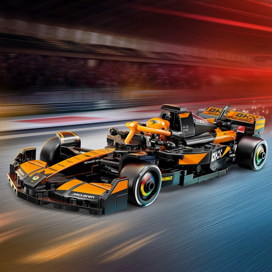 ki je leta 2024 tekmoval na svetovnem prvenstvu Formula 1. V igralnem kompletu je tudi minifigura voznika McLaren F1 Team