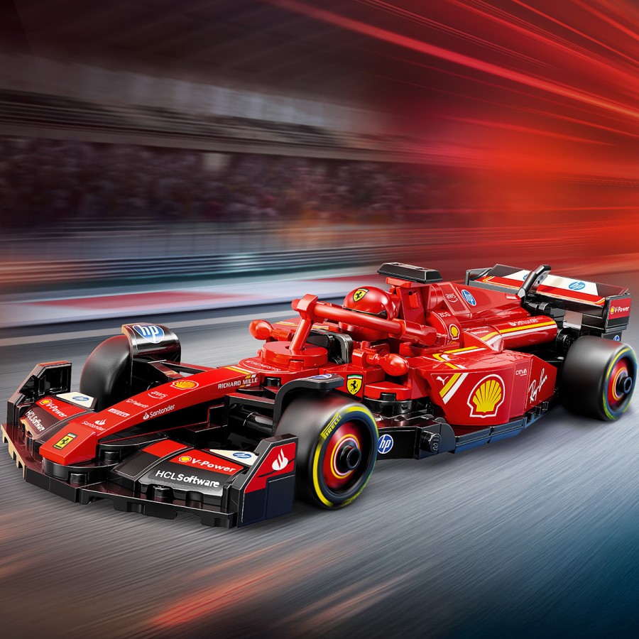 ki je leta 2024 tekmoval na svetovnem prvenstvu Formula 1®. V igralnem kompletu je tudi minifigura voznika Ferrari