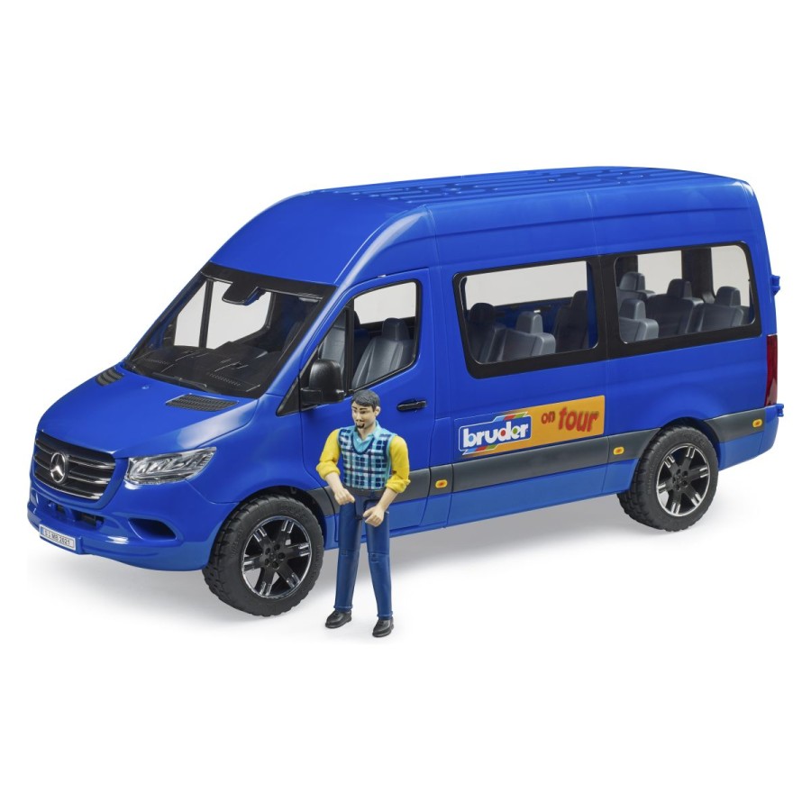 Bruder MB Sprinter kombi z voznikomSprinter Transfer s svojim velikim številom različic ponuja skoraj neomejene možnosti uporabe.Od šolskih avtobusov ali avtobusov za osebje do učinkovitih letaliških prevozov in udobnih medkrajevnih avtobusov.Sprinter ponuja maksimalno prilagodljivost.Novi model Sprinter je zdaj del ponudbe BRUDER.Vrata voznikove kabine in zadnja vrata se odprejo.Poseben poudarek so na novo razvita drsna vrata na sovoznikovi strani.Notranjost je prilagodljivo oblikovana.Vrste zadnjih sedežev je mogoče namestiti v različnih smereh gledanja ali jih popolnoma odstraniti.Ob nakupu vozila vključujen tudi voznik.Kompatibilno z vsemi Bruder bworld figurami.Primerno za otroke od 4. leta do 10. leta.