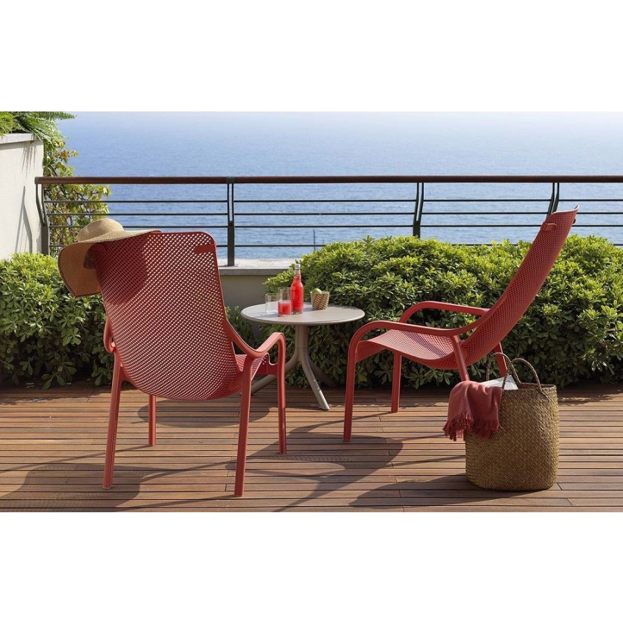Vrtni set NET LOUNGE in miza SPRITZ. Prisrčen set dveh počivalnikov NET LOUNGE v rdeči barvi in mizice SPRITZ v rjavi barvi proizvajalca vrtnega pohištva