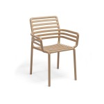 Vrtni stol Doga - kapučino. Priročen, nakladalen vrtni stol Doga v cappuccino barvi, italijanskega proizvajalca vrtnega pohištva Nardi. Stol je izdelan iz