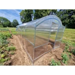 Vrtni rastlinjak Garden – popolna izbira za zdravo rast vaših rastlin Vrtni rastlinjak Garden je idealna rešitev za vse ljubitelje vrtnarjenja, saj omogoča optimalno mikroklimo za uspešno gojenje rastlin skozi vse leto. Zaradi močne konstrukcije, kakovostnih UV-stabiliziranih polikarbonatnih plošč in odlične izolacije zagotavlja vrhunsko zaščito pred vremenskimi vplivi. Prilagodljivost in dolga življenjska doba Rastlinjak je na voljo v več velikostih in ga lahko prilagodite svojim potrebam. Osnovna dolžina je 4 m, vendar ga je mogoče neskončno podaljševati v 2-metrskih segmentih (6 m, 8 m, 10 m, 12 m …). To omogoča maksimalno prilagodljivost glede na velikost vašega vrta ali posesti. Višina: 2,27 m Širina: 3 m Možnost podaljševanja: +2 m (brez omejitve) Odlična stabilnost brez potrebe po temeljih – zadostuje izkop 15 cm globokega jarka Robustna in vremensko odporna konstrukcija Rastlinjak Garden je zasnovan tako, da prenese tudi ekstremne vremenske razmere: ✅ Nosilnost snega do 250 kg/m² – primeren tudi za ostre zime ✅ Pocinkani jekleni profili 40x20 mm in 20x20 mm – visoka vzdržljivost in odpornost na rjavenje ✅ Polikarbonatne plošče z garancijo 10 let – UV-stabilizirane in preverjene kakovosti (EN 1653:2013) ✅ Dvojna vrata s prezračevalnim oknom – enostaven dostop in učinkovito prezračevanje Odlično prezračevanje in optimalna rast rastlin Za še boljšo rast rastlin in preprečevanje pregrevanja rastlinjak Garden omogoča: 🔹 Vgrajena vrata spredaj in zadaj – z ločenim prezračevalnim oknom 🔹 Dodatna stranska okna – vstavljena na vrhu stranskih sten rastlinjaka 🔹 Možnost avtomatskega odpiralca oken – deluje brez potrebe po električnem priključku Zakaj izbrati rastlinjak Garden? ✔ Dolga življenjska doba – visoka kakovost materialov brez potrebe po vzdrževanju ✔ Idealna izbira za gojenje višjih rastlin – prostorna notranjost omogoča optimalno rast ✔ Visoka kakovost evropske izdelave – certificirani materiali z garancijo ✔ Primerno za domačo in profesionalno rabo – prilagodljiv sistem podaljševanja 🌱 Investirajte v svojo zelenjavno oazo in si zagotovite zdrav pridelek skozi vse leto! Mnenja zadovoljnih kupcev ⭐ Darko Lampret (22. 4. 2023): "Rastlinjak je kakovosten in zelo stabilen. Postavljanje zahteva veliko potrpljenja zaradi številnih delov in vijakov, vendar je končni rezultat fantastičen!" ⭐ Suzana Zupančič (29. 5. 2022): "Odličen rastlinjak! Pridelek je vrhunski – seveda pa najboljši mož, ki ga je postavil!" 📦 Naročite zdaj in si zagotovite svoj popolni vrtni rastlinjak! 🚛