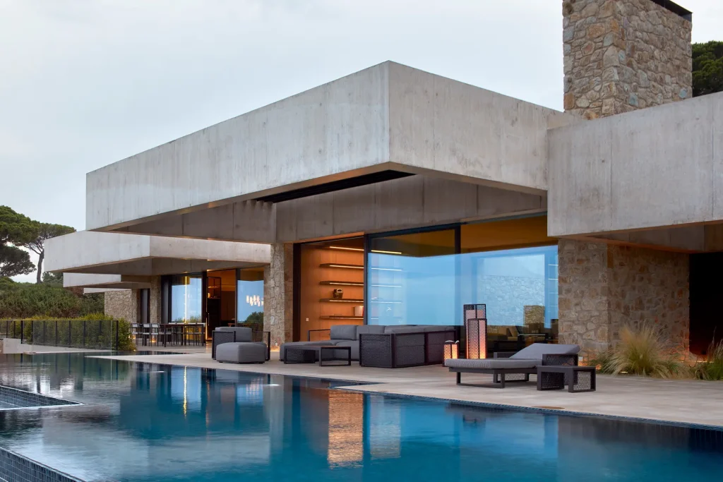 Ekstravagantna izkušnja z zunanjim pohištvom, ki sta ga oblikovala Eugeni Quitllet in Ramón Esteve.  Ekstravagantna izkušnja z zunanjim pohištvom, ki sta ga oblikovala Eugeni Quitllet in Ramón Esteve.