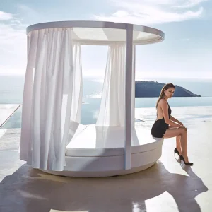 Vondom vela collection daybed with curtains. Vondom ležalnik z zaveso