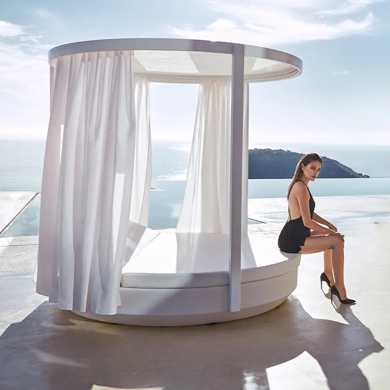 Vondom vela collection daybed with curtains. Vondom ležalnik z zaveso