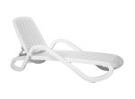 Ležalnik EDEN - BIANCO. Vrtni ležalnik Eden v beli barvi vrhunskega proizvajalca vrtnega pohištva NARDI. Ležalnik Eden je nakladljiv z nasloni za roke.