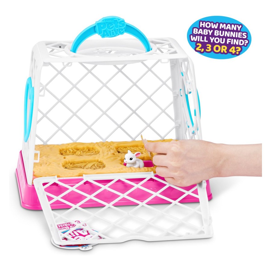 Mama Bunny resnično oživi z več kot 10 zvoki! Mamini dojenčki se igrajo skrivalnice! Koliko zajčkov boste našli skritih v kletki za zajčke? Bo 2...3...ali 4? Ne pozabite mami nahraniti njenega korenjaka in jo pocrkljati.Skočite na resno zabavo! Paket vključuje: 1x elektronski pliš Mama Bunny & Baby Surprise