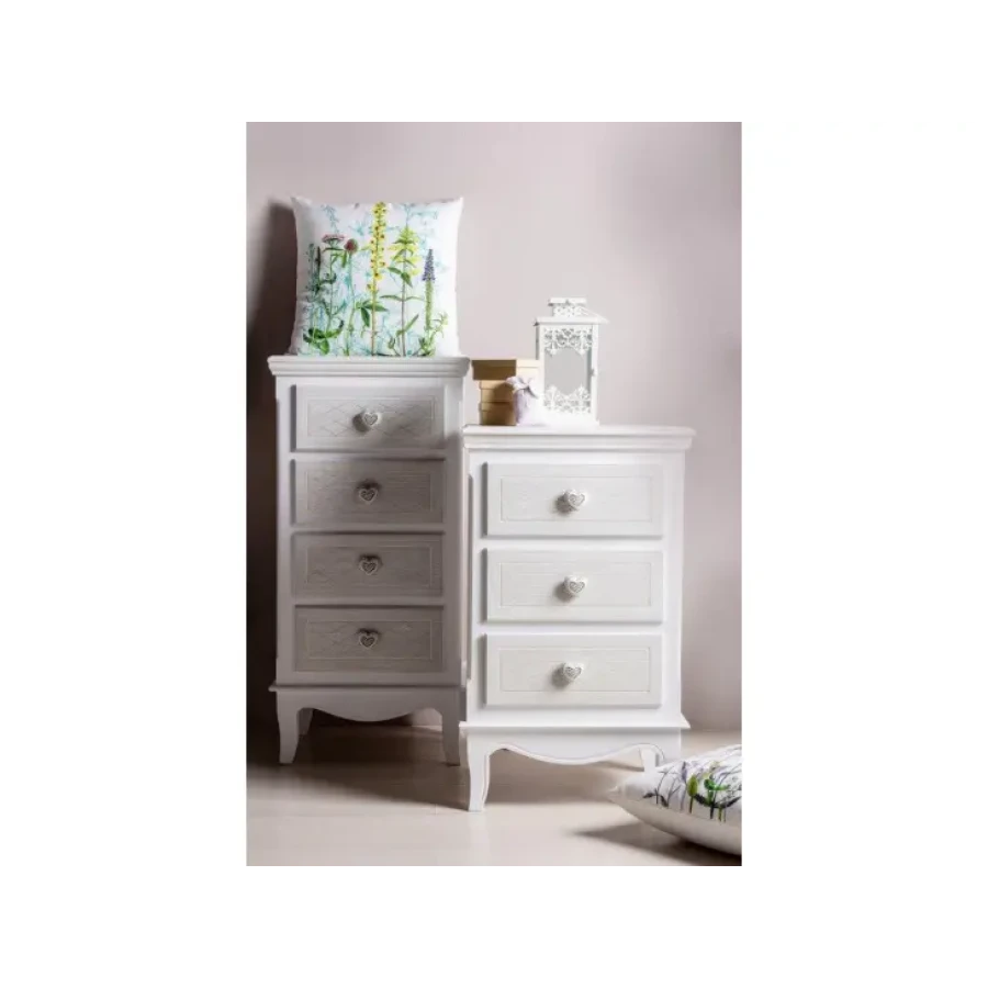 Predalnik CLORINE 4 v rustičnem slogu vas bo navdušil. Predalnik ima 4 predale. Dobavljiv je v beli barvi z dodanim motivom cvetic. Materijal: - MDF