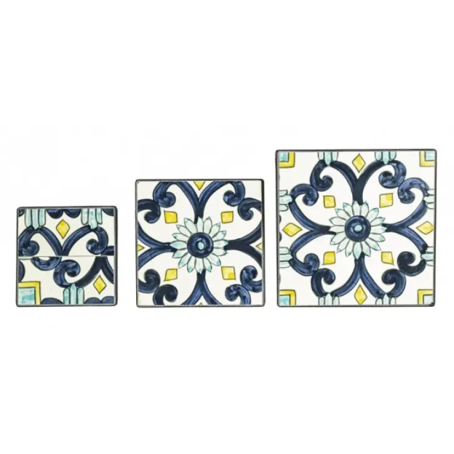 Set 3 vrtnih mizic POSITANO QU imajo jekleni okvir za zunanjo uporabo in so epoksidno prašno premazane. Top je keramičen. Material: - Jeklo Barva: - Črni