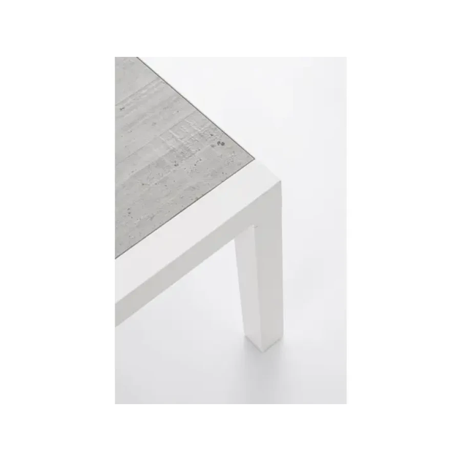 Vrtna mizica KLEDI 120X70 JX11 bela ima aluminjasti okvir, prašno barvana (poliester) ter vsebuje zgornjo keramiko. Material: - Aluminij - Poliester -