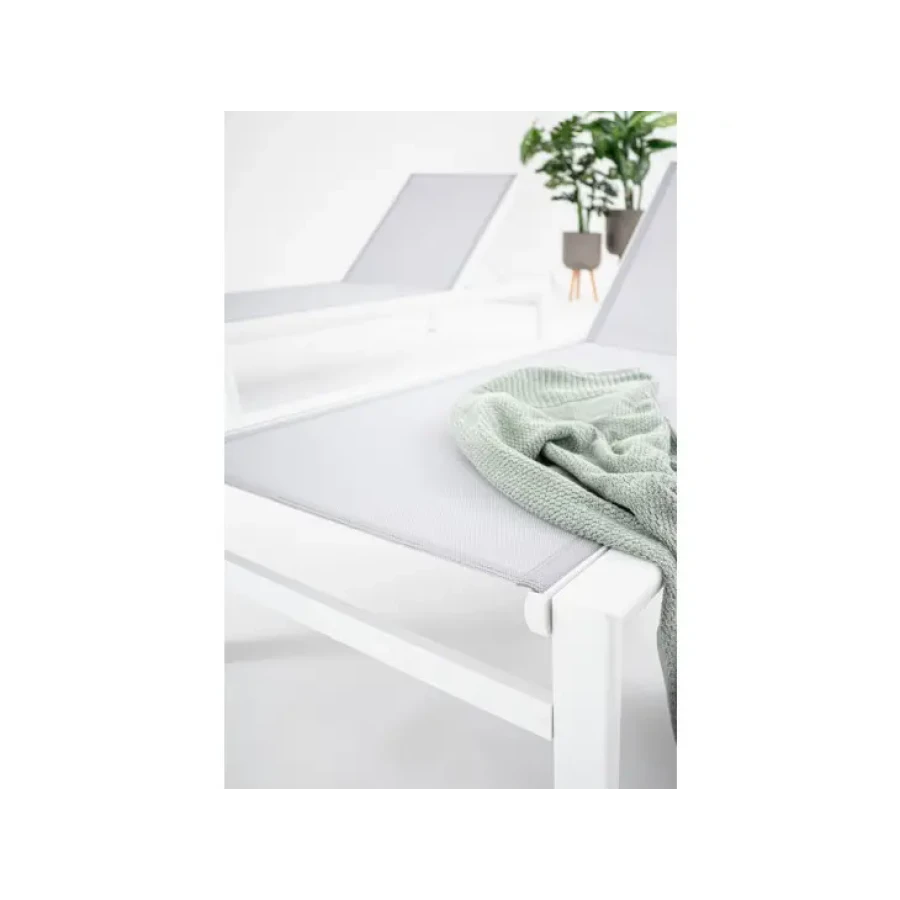 Vrtni ležalnik SKIPPER NEW YK11 bela ima alu konstrukcijo, lakovano z reklinabom. Sedež in naslonjalo sta oblečena v tekstilen. Material: - Alu konstrukcija