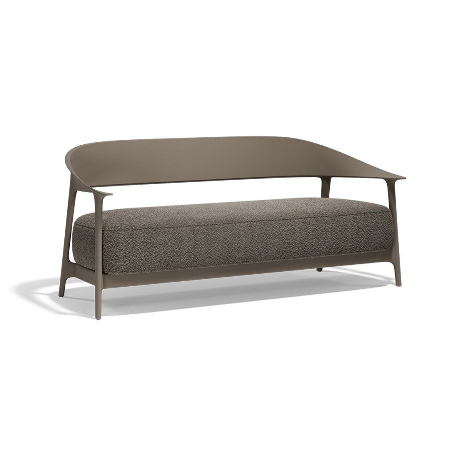 AFRIKA SOFA XL Kolekcija pohištva Vondom's Africa, ki jo je oblikoval Eugeni Quitllet, ujame bistvo preprostosti in izvirnosti. Z izdelki, ki združujejo lepoto in funkcionalnost, je Africa idealna za tiste, ki iščejo elegantno in udobno vrtno pohištvo. »Najpreprostejše stvari so najbolj izvirne ... Najbolj izvirno je biti preprost ...«, izjavlja oblikovalec in s tem povzema filozofijo te kolekcije.