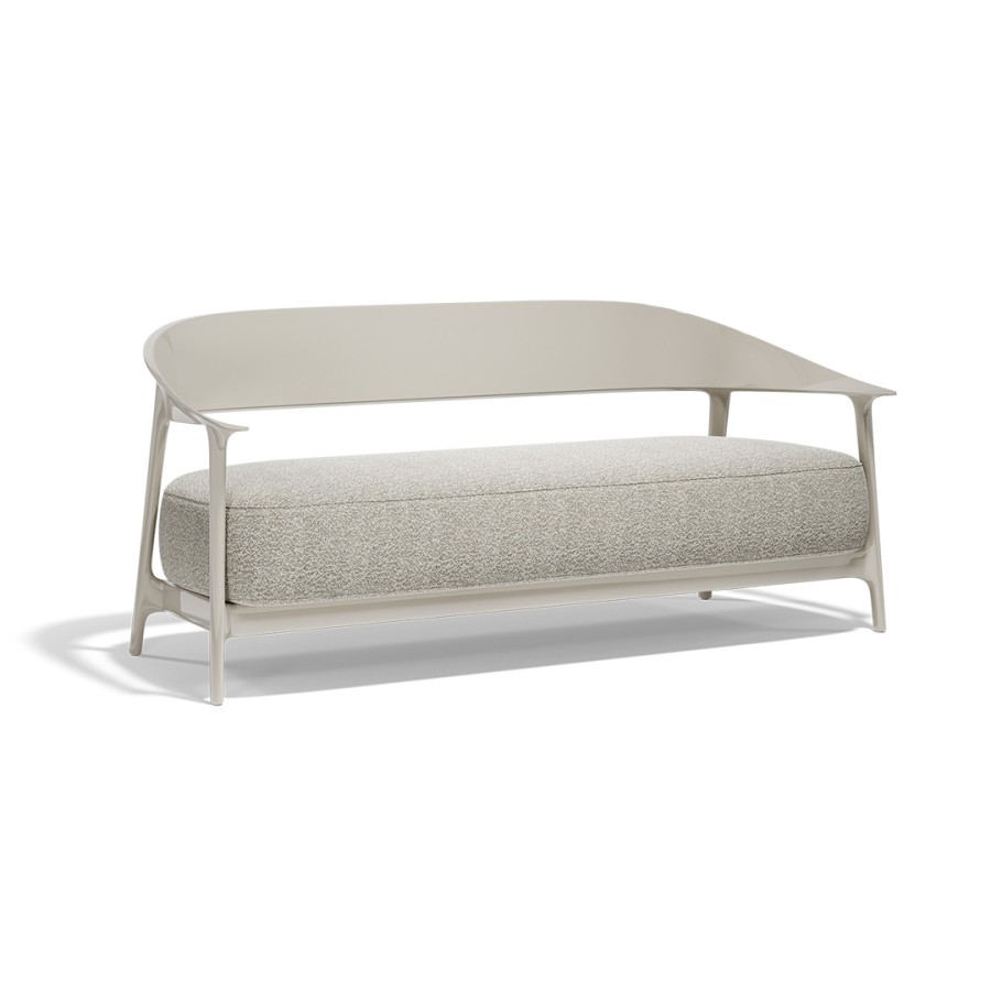 AFRIKA SOFA XL Kolekcija pohištva Vondom's Africa, ki jo je oblikoval Eugeni Quitllet, ujame bistvo preprostosti in izvirnosti. Z izdelki, ki združujejo lepoto in funkcionalnost, je Africa idealna za tiste, ki iščejo elegantno in udobno vrtno pohištvo. »Najpreprostejše stvari so najbolj izvirne ... Najbolj izvirno je biti preprost ...«, izjavlja oblikovalec in s tem povzema filozofijo te kolekcije.