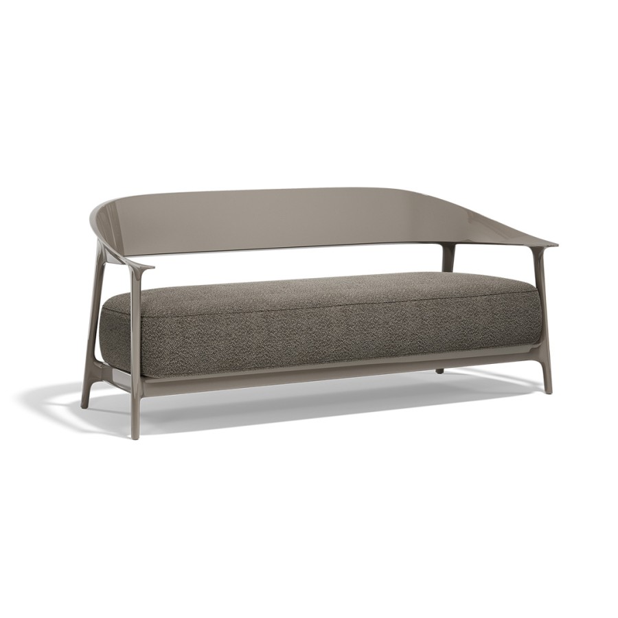 AFRIKA SOFA XL Kolekcija pohištva Vondom's Africa, ki jo je oblikoval Eugeni Quitllet, ujame bistvo preprostosti in izvirnosti. Z izdelki, ki združujejo lepoto in funkcionalnost, je Africa idealna za tiste, ki iščejo elegantno in udobno vrtno pohištvo. »Najpreprostejše stvari so najbolj izvirne ... Najbolj izvirno je biti preprost ...«, izjavlja oblikovalec in s tem povzema filozofijo te kolekcije.