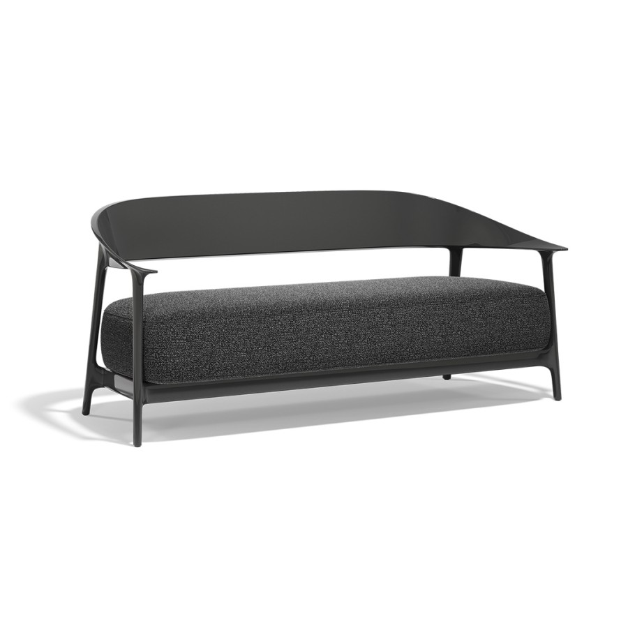 AFRIKA SOFA XL Kolekcija pohištva Vondom's Africa, ki jo je oblikoval Eugeni Quitllet, ujame bistvo preprostosti in izvirnosti. Z izdelki, ki združujejo lepoto in funkcionalnost, je Africa idealna za tiste, ki iščejo elegantno in udobno vrtno pohištvo. »Najpreprostejše stvari so najbolj izvirne ... Najbolj izvirno je biti preprost ...«, izjavlja oblikovalec in s tem povzema filozofijo te kolekcije.