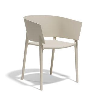 Vondom Africa lounge chair je še en vrhunski izdelek priznane kolekcije Africa, ki jo je ustvaril nagrajeni oblikovalec Eugeni Quitllet. Njegova oblikovalska filozofija temelji na elegantni preprostosti, ergonomiji in brezčasni estetiki.