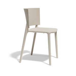 Vondom Africa chair je še en dragocen kos iz kolekcije Africa, ki jo je ustvaril svetovno priznani oblikovalec Eugeni Quitllet. S svojo minimalistično, čisto obliko in tekočimi linijami Africa chair izraža prefinjeno lepoto preprostosti.