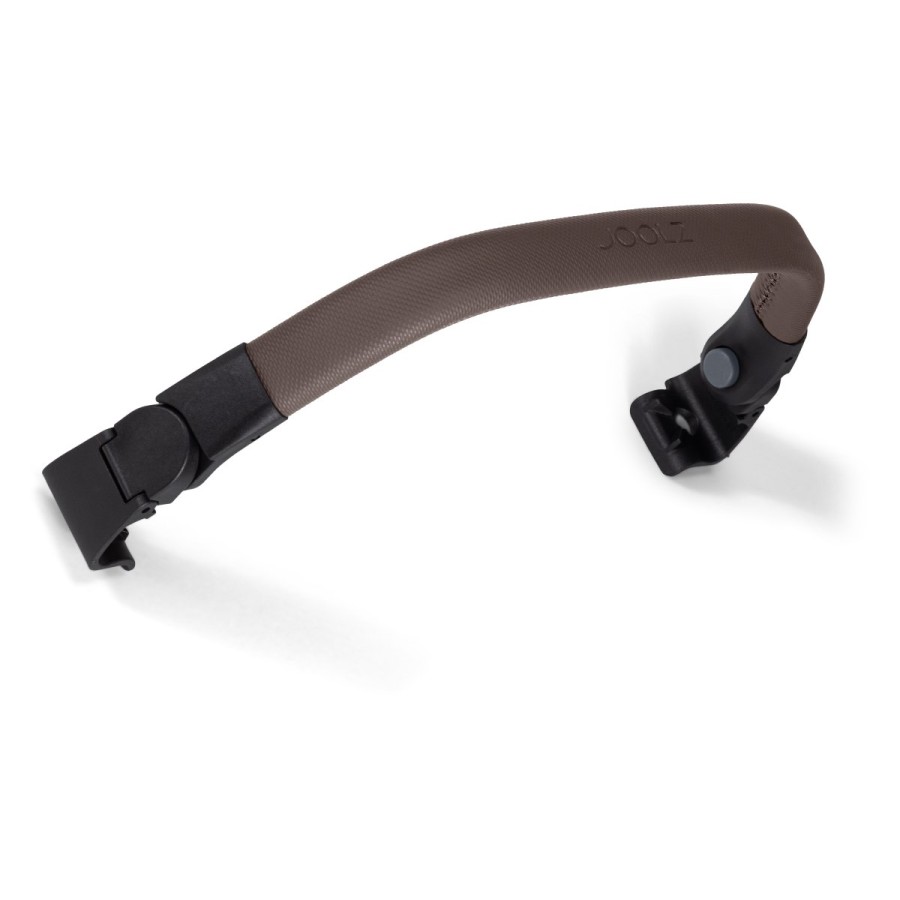 Dodajte dodatno varnost in udobje svojemu vozičku Joolz Aer2 z elegantno zložljivo varnostno prečko v barvi mid brown carbon. Prečka se enostavno pritrdi na okvir vozička in omogoča vašemu otroku