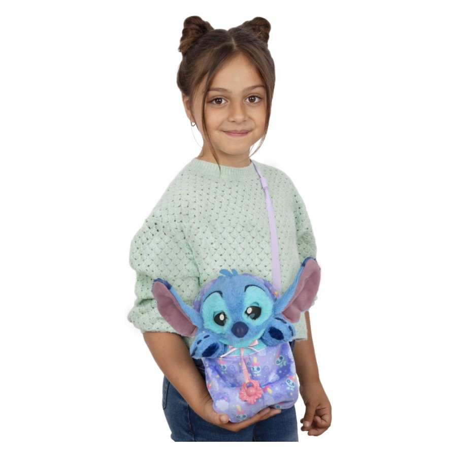 podobne Stitchu. Vključena je tudi njegova povijalna vrečka