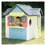 naj jih postrežejo ter na koncu postreženo poračunajo s čisto pravo blagajno.Stranke lahko plačajo z gotovino ali kartico.Kako zabavno!Na hiški se lahko odprejo polovična vrata ali se pogleda skozi enega izmed dveh oken.Ko se stemni