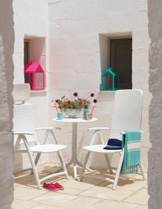 Vrtna miza SPRITZ + 2x počivalnik DARSENA. Vrtna miza Spritz v beli barvi, lahko enostavno sestavimo in razstavimo. K mizi je priložen komplet za namestitev