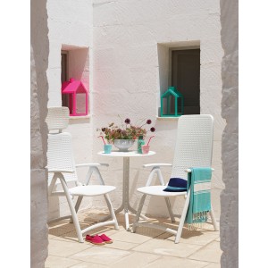 Vrtna miza SPRITZ + 2x počivalnik DARSENA. Vrtna miza Spritz v beli barvi, lahko enostavno sestavimo in razstavimo. K mizi je priložen komplet za namestitev