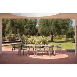 Vrtna miza TEVERE 210+ 8x Vrtni stol DOGA. Raztegljiva vrtna miza TEVERE 210, priznanega Italijanskega proizvajalca NARDI. Plošča mize je iz enakomerno