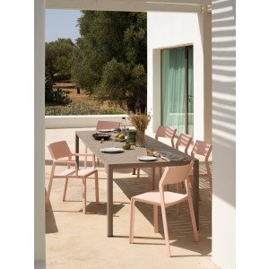 Vrtna miza TEVERE 210+ 8x Vrtni stol TRILL. Raztegljiva vrtna miza TEVERE 210, priznanega Italijanskega proizvajalca NARDI. Plošča mize je iz enakomerno