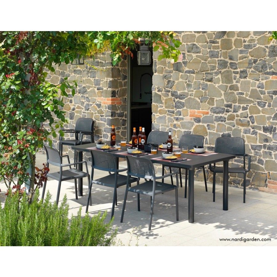Vrtna miza LIBECCIO 160+ 6x počivalnik BORA. Vrtno garnituro sestavlja vrtna miza Libeccio v antracit barvi in vrtni stoli Bora v antracit barvi. Raztegljiva