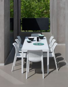 Vrtna garnitura Rio 210 s stoli Bit. Moderna raztegljiva vrtna garnitura proizvajalca NARDI. Garnituro sestavlja raztegljiva miza RIO 210 ter 8 vrtnih stolov