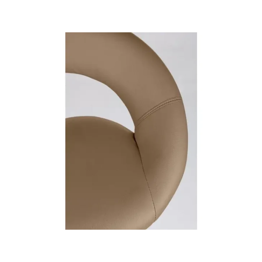 Barski stol CHEYENNE taupe ima strukturo iz kromiranega jekla in podložen sedež, oblečen v umetno usnje. Material: - Jeklo - Umetno usnje Barva: - Taupe