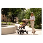 Voziček Bold se s pritiskom na gumb na ročaju samodejno zloži v velikost ročne prtljage