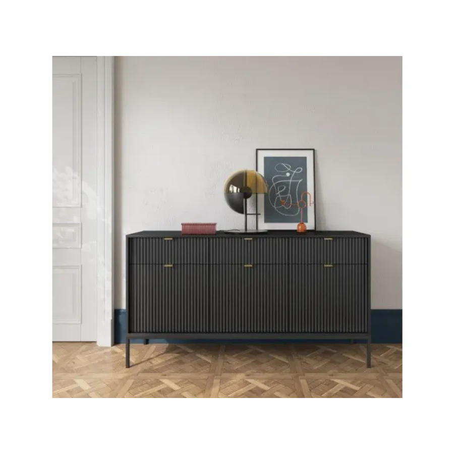 Dnevni regal SPIKA črna je eleganten in brezčasen predlog za moderne dnevne sobe. Zaradi svoje preproste oblike in vitke noge je vzdrževanje veliko lažje.