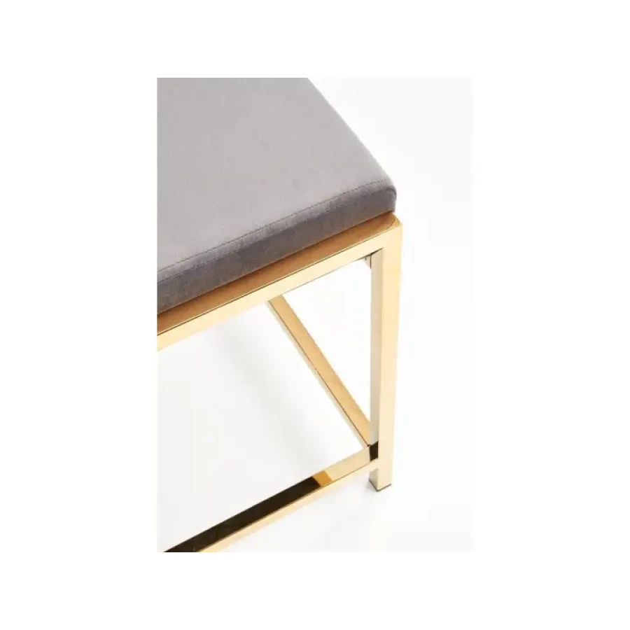 Klop KIRA je zelo praktična in stabilna. Narejena je iz blaga v sivi barvi, noge pa so iz kromiranega jekla pobarvane v zlato barvo. Dimenzije: - Š: 97 cm -