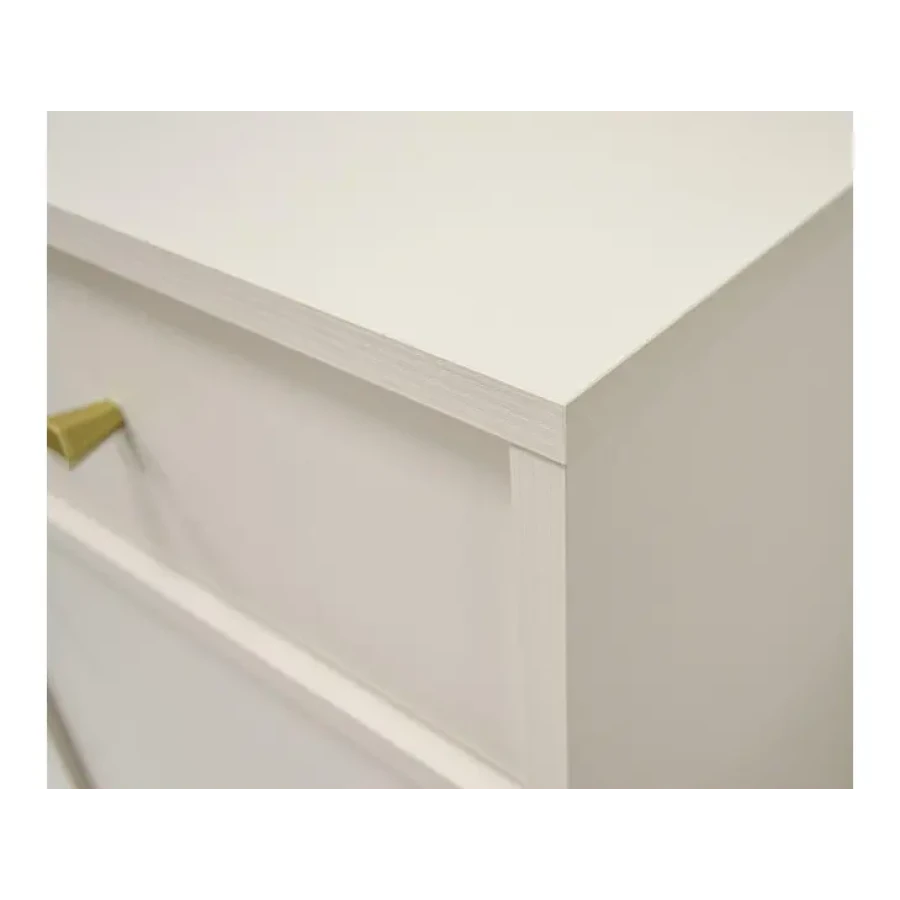 Komoda TOMI je prava izbira za sodobne in elegantne prostore. Narejena iz kakovostne laminirane plošče debeline 16 mm, zagotavlja trdnost in dolgotrajno