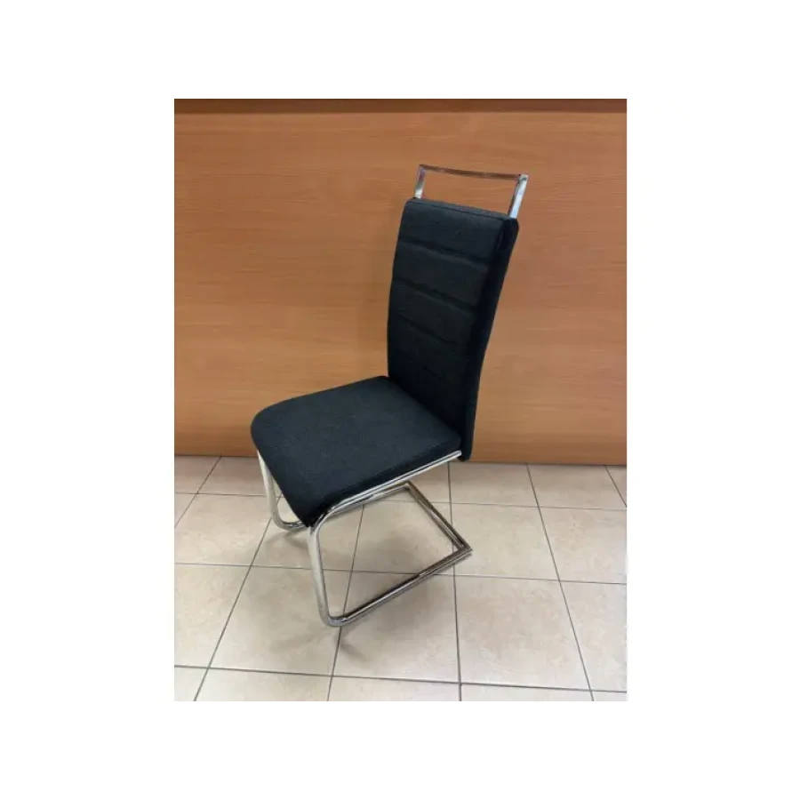 Kuhinjski stol FIA 2 je kvaliteten in eleganten. Oblazinjeno naslonjalo je narejeno iz tkanine v črni barvi, katero nudi udobje. Podnožje je iz kovine v krom