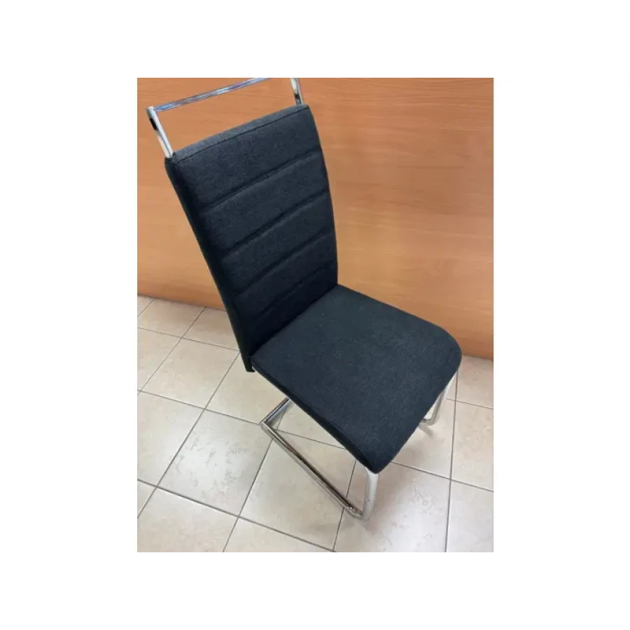 Kuhinjski stol FIA 2 je kvaliteten in eleganten. Oblazinjeno naslonjalo je narejeno iz tkanine v črni barvi, katero nudi udobje. Podnožje je iz kovine v krom