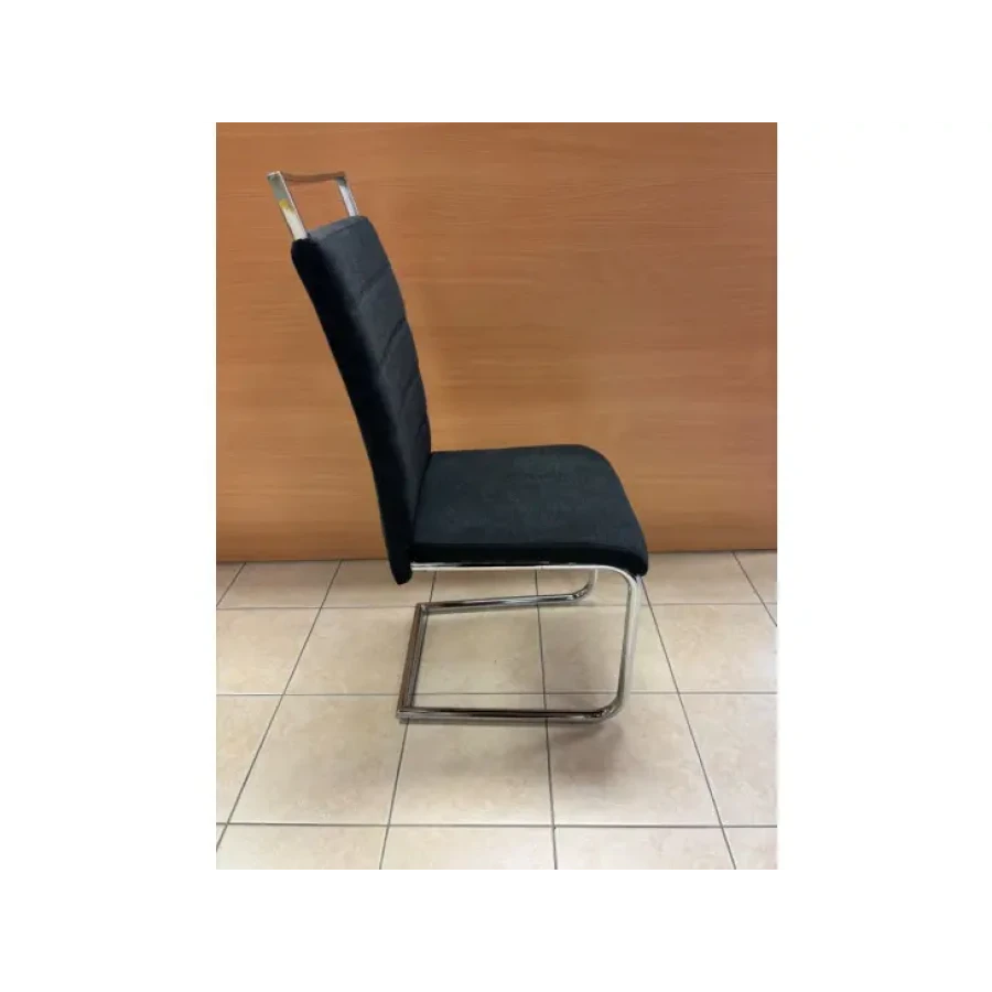Kuhinjski stol FIA 2 je kvaliteten in eleganten. Oblazinjeno naslonjalo je narejeno iz tkanine v črni barvi, katero nudi udobje. Podnožje je iz kovine v krom