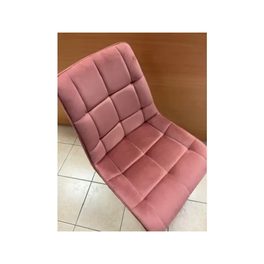Moderen stol LARA roza - s bo poživel vsako jedilnico. Dobiti ga je možno v več barvah velvet tkanine. Tanke noge iz kovine v črni mat barvi dodajo pridih