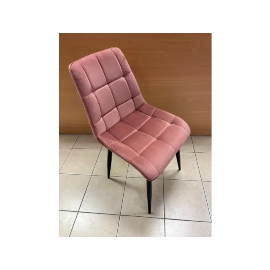 Moderen stol LARA roza - s bo poživel vsako jedilnico. Dobiti ga je možno v več barvah velvet tkanine. Tanke noge iz kovine v črni mat barvi dodajo pridih