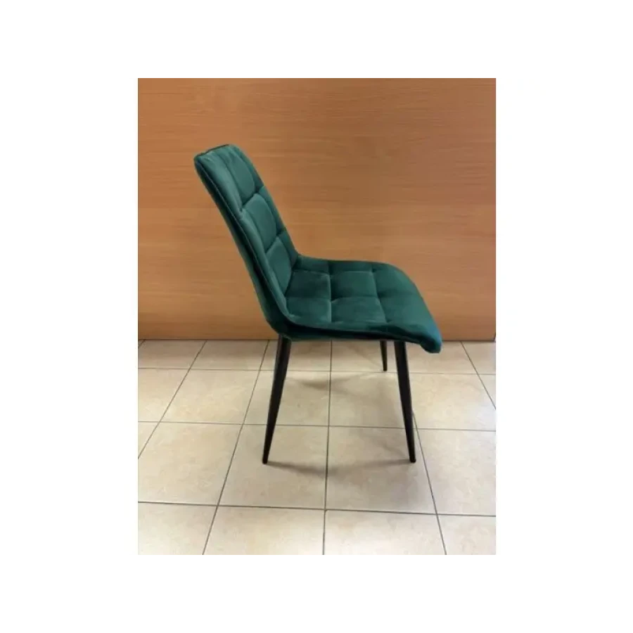 Moderen stol LARA bo poživel vsako jedilnico. Dobiti ga je možno v več barvah velvet tkanine. Tanke noge iz kovine v črni mat barvi dodajo pridih