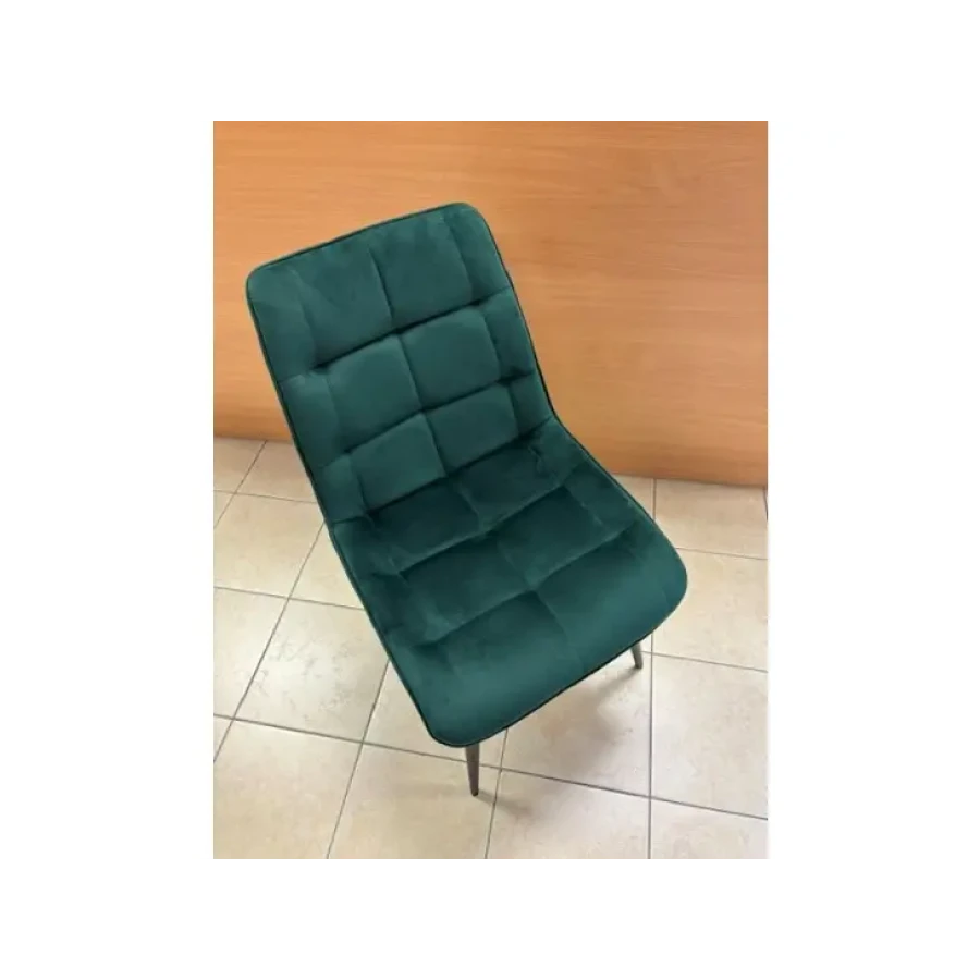 Moderen stol LARA bo poživel vsako jedilnico. Dobiti ga je možno v več barvah velvet tkanine. Tanke noge iz kovine v črni mat barvi dodajo pridih