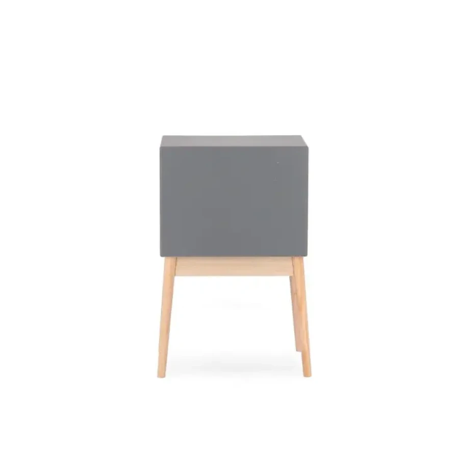 Predalnik ORDINARY 3C siva je eleganten kos pohištva, ki popestri vašo prostor. Noge so narejene iz borovega lesa z MDF ploščo. Predali so narejeni iz lesa