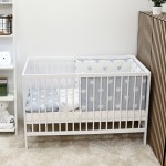 sproščen in lahkoten. Izkoristite izjemno ponudbo posteljnega kompleta Lina 8 v 1.Postelja LinaLesena otroška posteljica Lina s prijetnim Bubaba by FreeON ležiščem je idealna za varen in miren spanec vašega malčka. Močna konstrukcija dna zagotavlja pravilno zračenje vzmetnice. Posteljno dno je nastavljivo v 3 različne višine.Ležišče iz peneLežišče je iz poliuretanske pene - ščiti pa ga prevleka