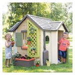 saj ima hiška žleb z zbiralnikom vode in priloženo zalivalko.Ne pozabite na ptičke! V krmilnico jim nasipajte semena