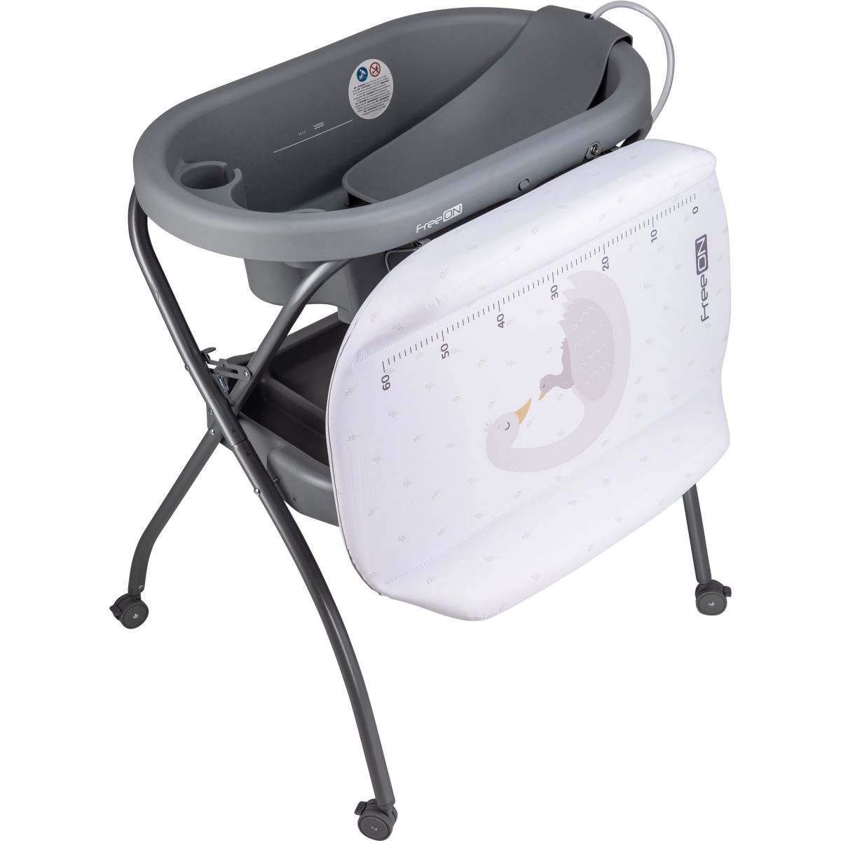 swan-grey-freeon-stojalo-z-banjico-3 Večerno kopanje vašega dojenčka bo z novo banjico brez odvečnega stresa. Otroška previjalna miza z banjico Swan je na kovinskem stojalu. Miza sestoji iz odlagalne poličke ter kolesi za lažje premikanje po prostoru.