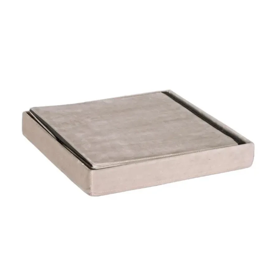 Tabure CAMDEM je iz žamet tkanine. Tabure je zložljiv in ima predal, zato lahko v njega spravljate stvari. Barva: - taupe Dimenzije: širina: 38cm globina: