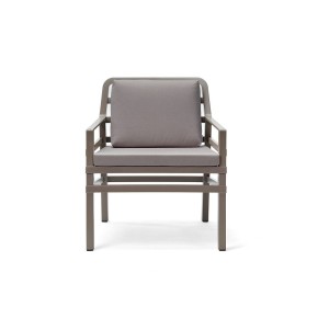 Vrtni stol ARIA z blazinami v barvi tortota/grigio. Vrtni lounge stoli Aria priznanega italijanskega proizvajalca vrtnega pohištva NARDI. Stoli so moderne