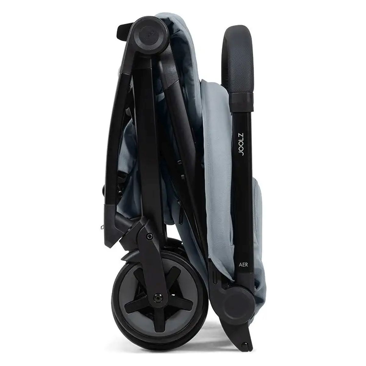 aer2-pebble-gray-joolz-sportni-vozicek-marela-buggy-5 kateri je prilagojen uporabi z samo eno roko. Ultra lahek kompakten voziček ima vse kar ste si želeli. Enoročno zlaganje