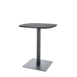 Barska miza MELISA. Miza je primerna za gostinske lokale, za notranjo kakor tudi zunanjo uporabo. Mizna plošča je narejena iz MDF v črni mat barvi. Mizno